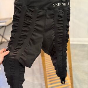 SKINNIFY Resistance Leggings With Stirrups, Size M in Excellent Condition